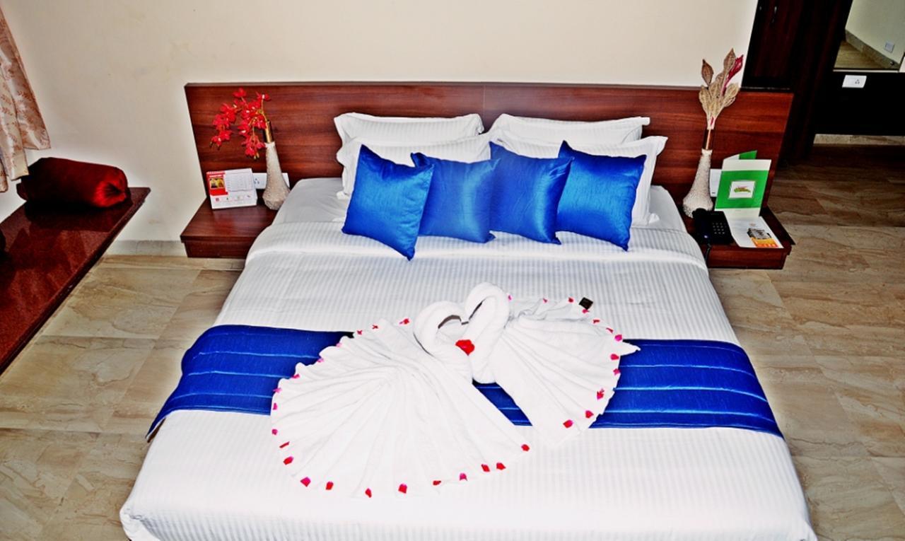 Hotel Mookambika Palace Kolluru Bagian luar foto
