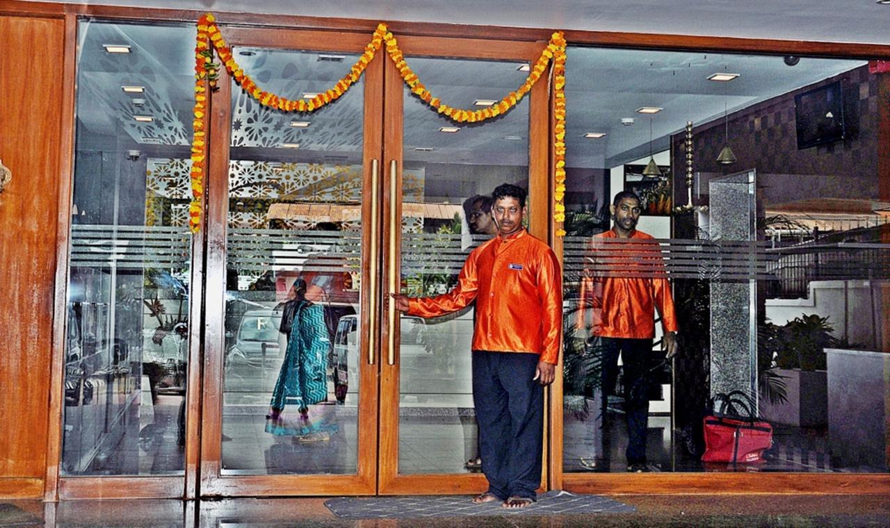 Hotel Mookambika Palace Kolluru Bagian luar foto