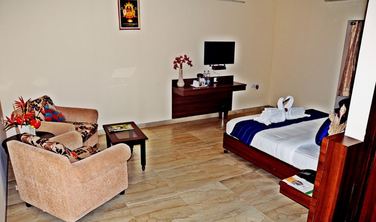 Hotel Mookambika Palace Kolluru Bagian luar foto