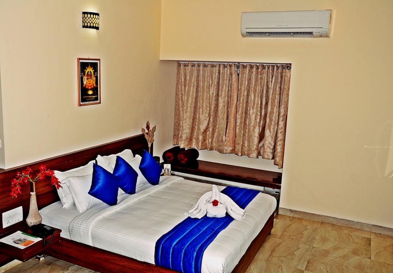 Hotel Mookambika Palace Kolluru Bagian luar foto