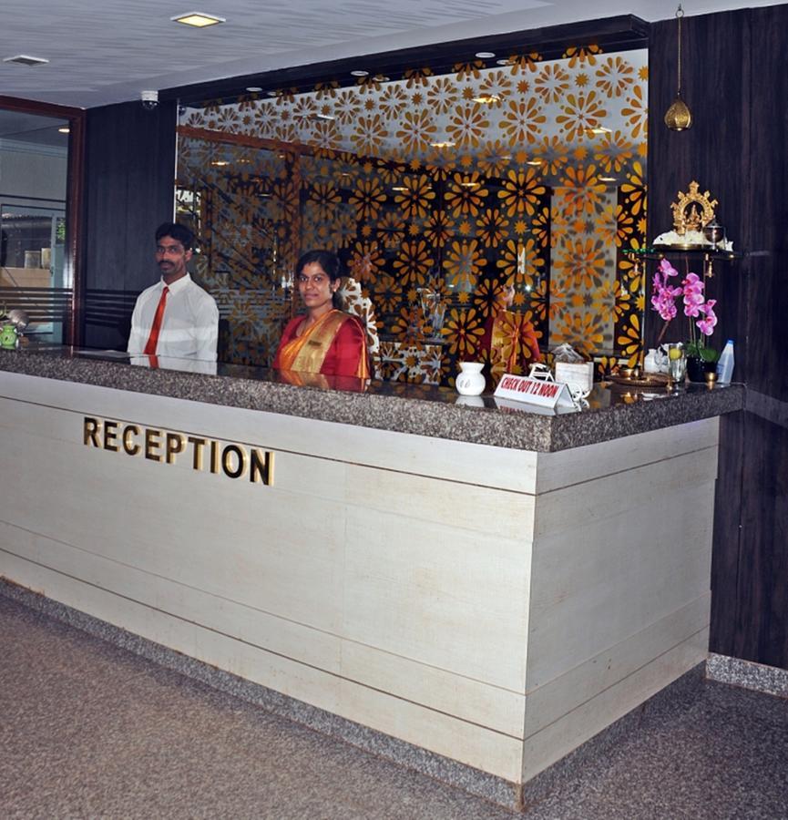 Hotel Mookambika Palace Kolluru Bagian luar foto