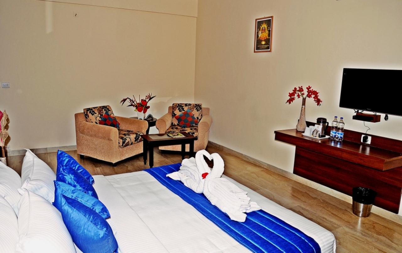 Hotel Mookambika Palace Kolluru Bagian luar foto