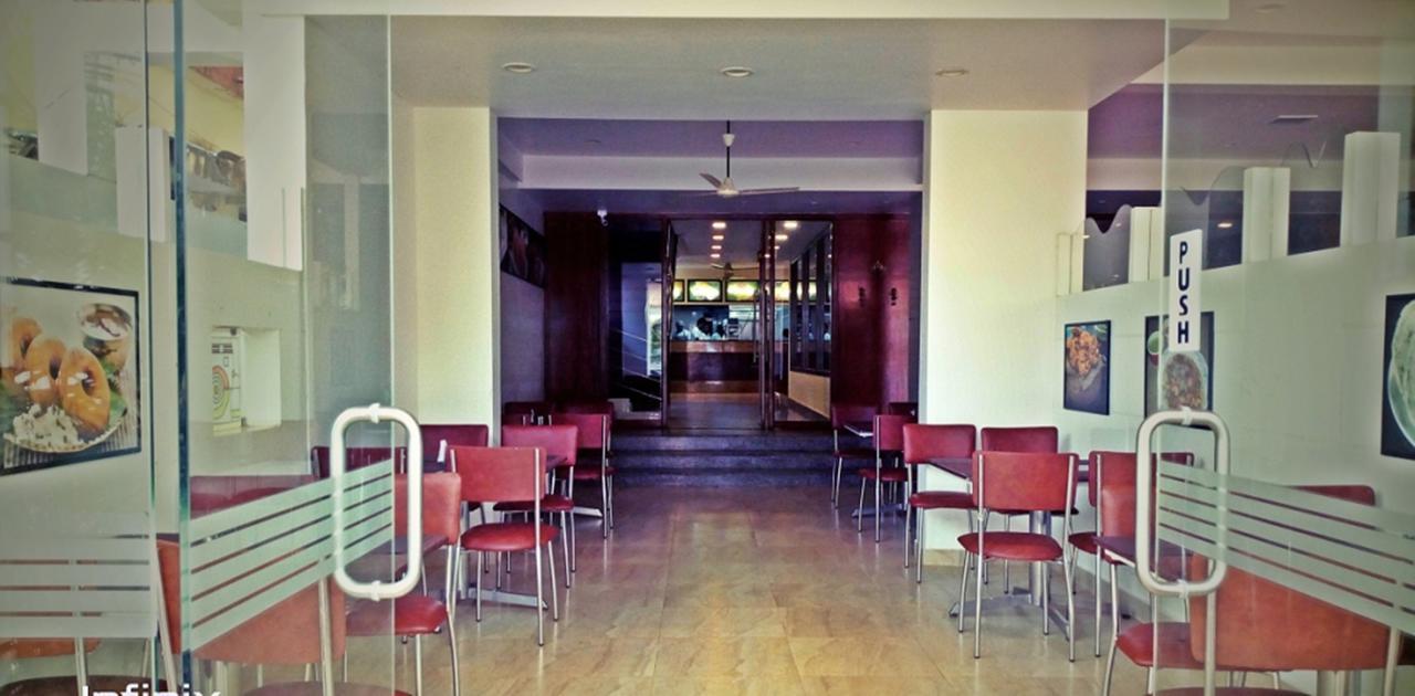 Hotel Mookambika Palace Kolluru Bagian luar foto