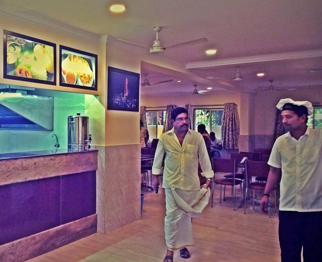 Hotel Mookambika Palace Kolluru Bagian luar foto