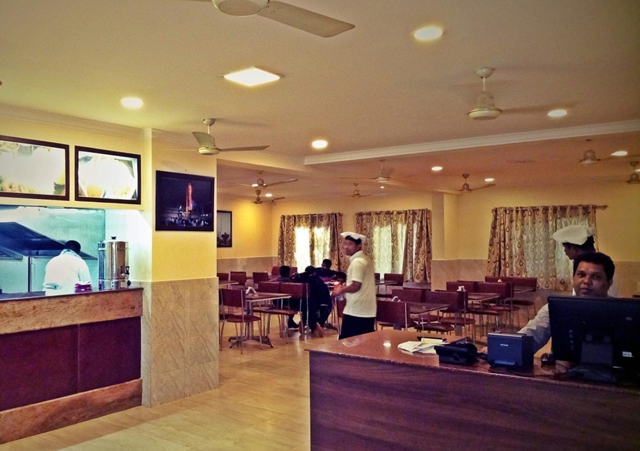 Hotel Mookambika Palace Kolluru Bagian luar foto