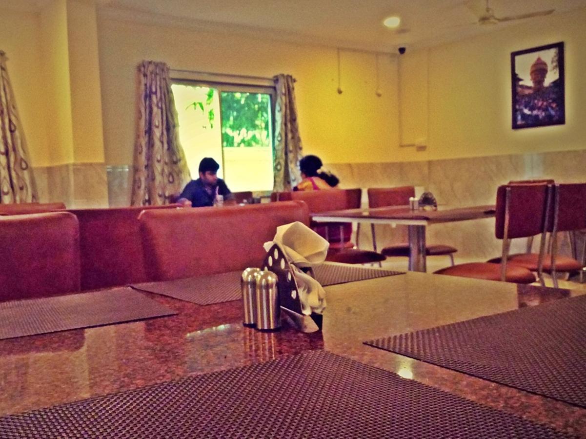 Hotel Mookambika Palace Kolluru Bagian luar foto
